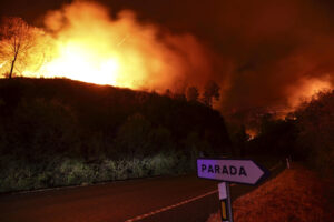 Grandes llamas del incendio en Aguasmestas, una parroquia del municipio de Quiroga, en la provincia de Lugo. EFE/ Sxenick