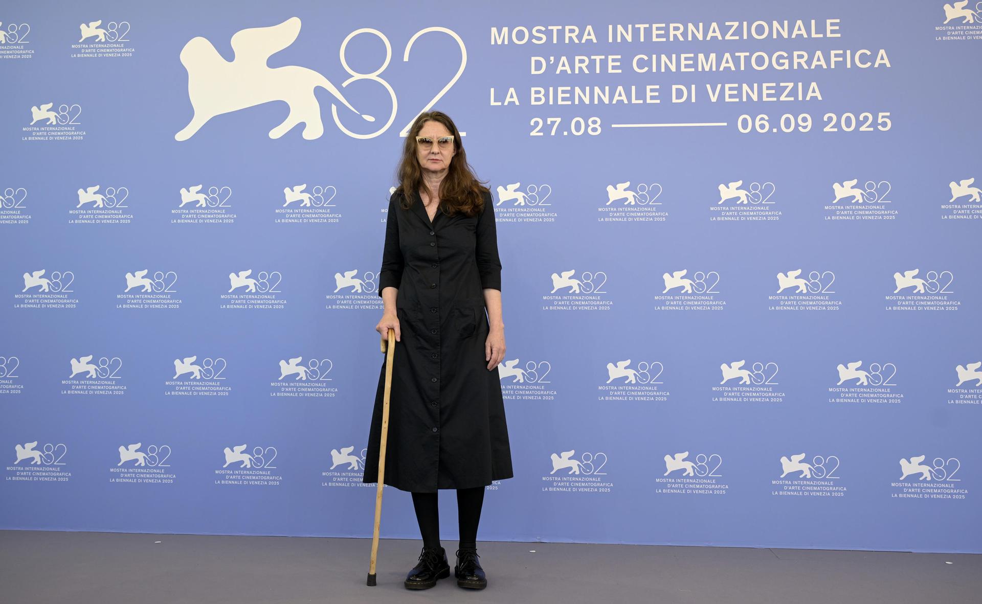 Venice (Italy), 31/08/2025.- Argentinian director Lucrecia Martel poses during a photocall for 'Nuestra Tierra' at the 82nd annual Venice International Film Festival, in Venice, Italy, 31 August 2025. The 82nd Venice Film Festival runs from 28 August to 06 September 2025. (Cine, Cine, Italia, Venecia) EFE/EPA/RICCARDO ANTIMIANI