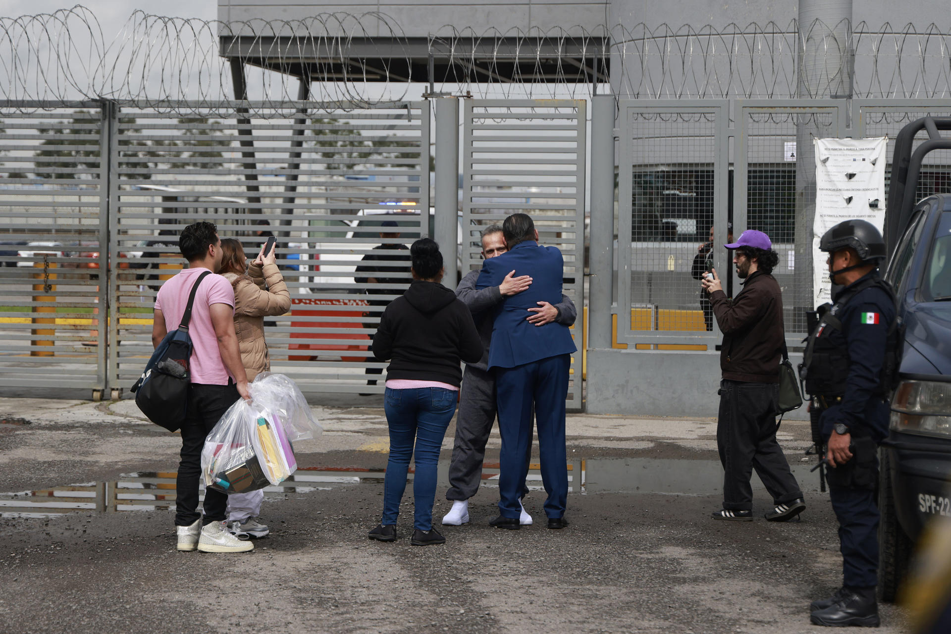 Israel Vallarta (c) es recibido por familiares y su abogado tras salir del penal del Altiplano este viernes, en Almoloya de Juárez (México). EFE/Felipe Gutiérrez