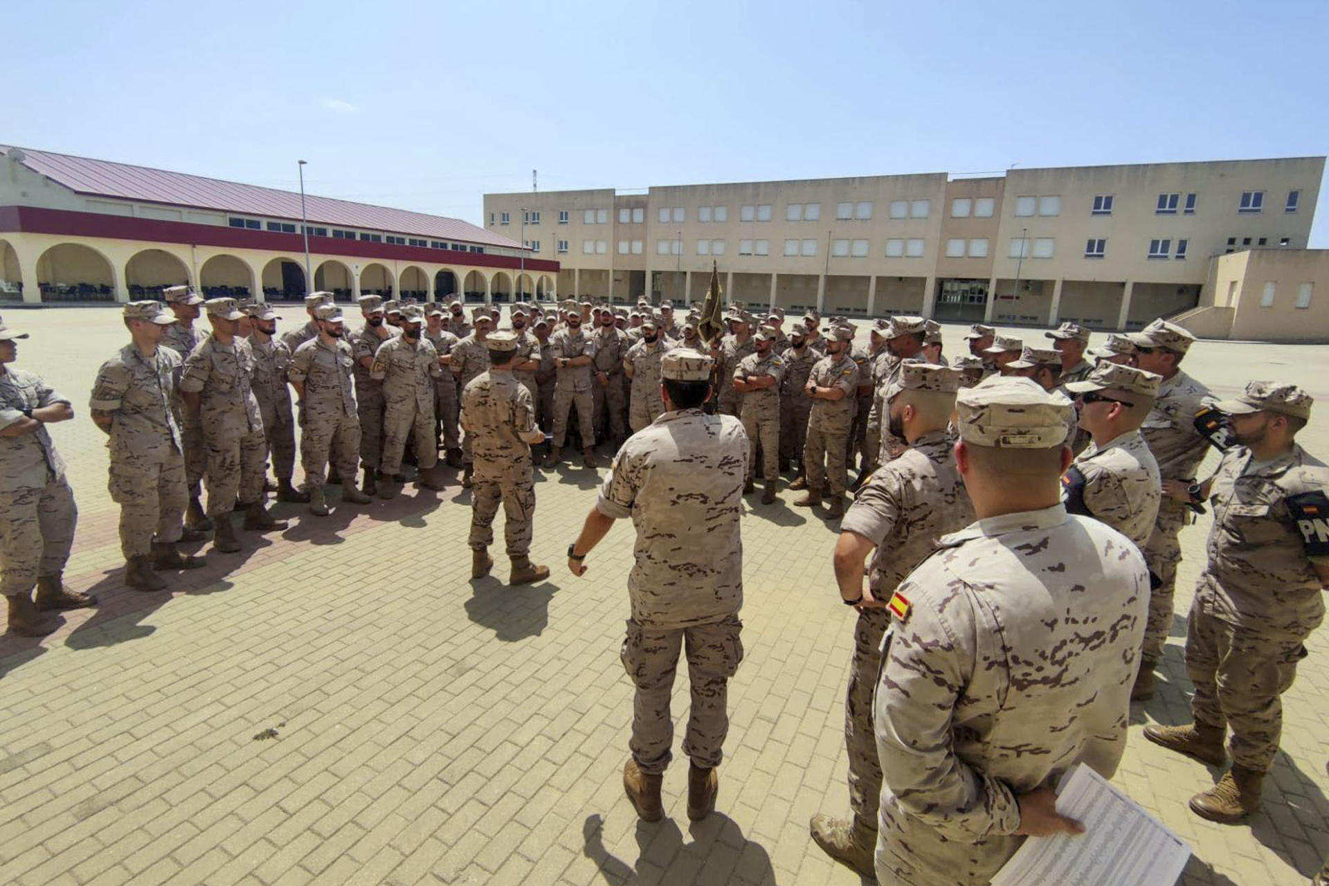 Miembros de la Brigada de Infantería de Marina 'Tercio de Armada' en San Fernando (Cádiz) reciben instrucciones antes de sumarse a la lucha contra los incendios forestales que asolan varias zonas del país, este domingo en San Fernando. EFE/ Armada Española / ***SOLO USO EDITORIAL/SOLO DISPONIBLE PARA ILUSTRAR LA NOTICIA QUE ACOMPAÑA (CRÉDITO OBLIGATORIO)***