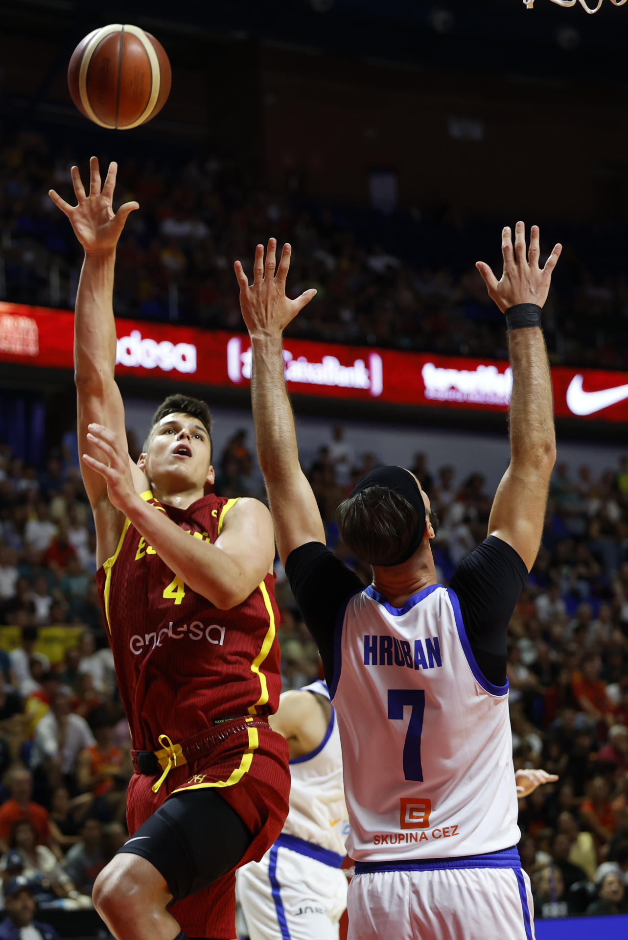 El ala-pívot de la selección de España Jaime Pradilla (i) entra a canasta defendido por Vojtech Hruban, de la selección de la República Checa, durante el partido preparatorio para el Eurobasket 2025 que los combinados nacionales de República Checa y España juegan hoy Jueves en el Palacio José María Martín Carpena, en Málaga. EFE/Jorge Zapata
