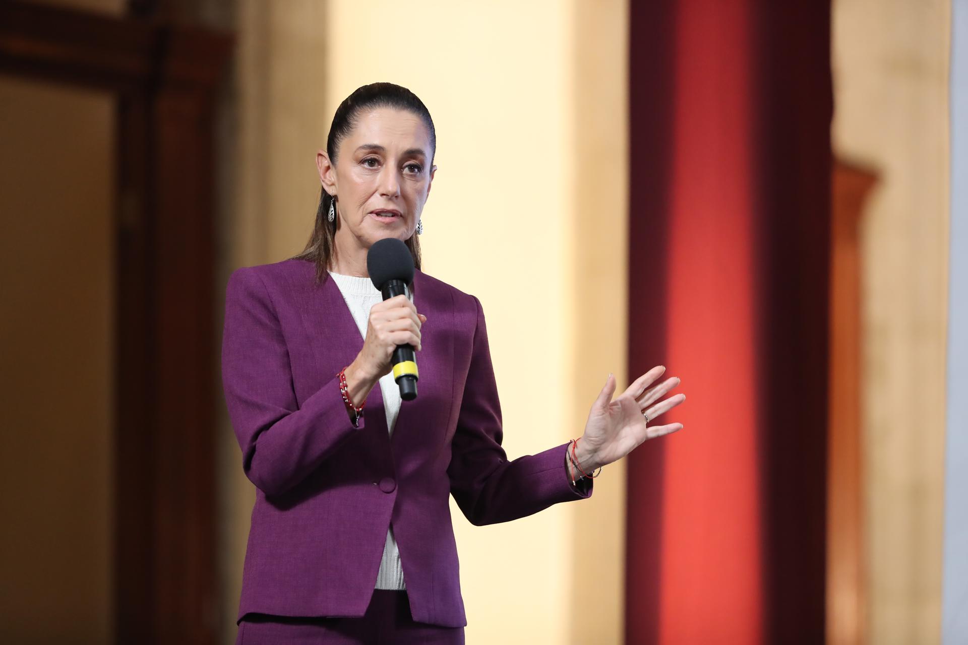 La presidenta de México, Claudia Sheinbaum, habla en una rueda de prensa este jueves, en el Palacio Nacional de la Ciudad de México (México). EFE/Mario Guzmán
