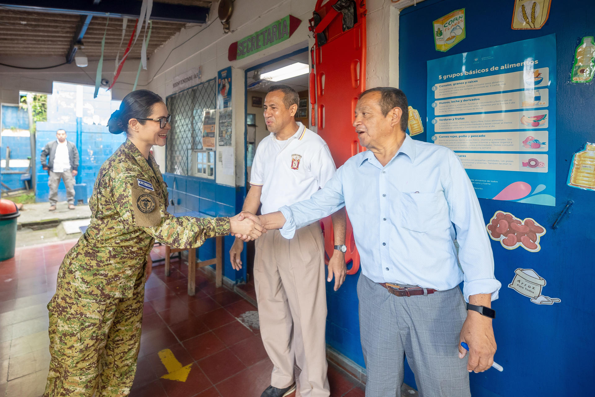 Fotografía cedida por el Ministerio de Educación de El Salvador que muestra a la ministra de Educación, capitana y doctora, Karla Trigueros (i), durante una visita a una escuela pública este miércoles, en San Salvador (El Salvador). EFE/Kevin Coreas/ Ministerio de Educación
