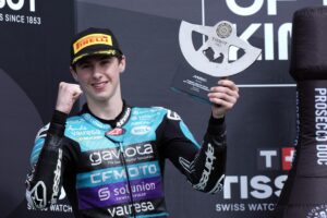 Fotografía de Tim Keeton en la que puede verse una foto de archivo del 25 de mayo de 2025 del piloto español del equipo CFMoto Aspar, Máximo Quiles, celebrando el segundo puesto en la carrera de Moto3 del Gran Premio de Motociclismo de Gran Bretaña.