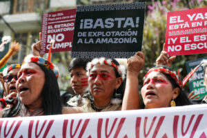 Indígenas waorani sostienen carteles en una manifestación este miércoles, en Quito (Ecuador). EFE/ José Jácome