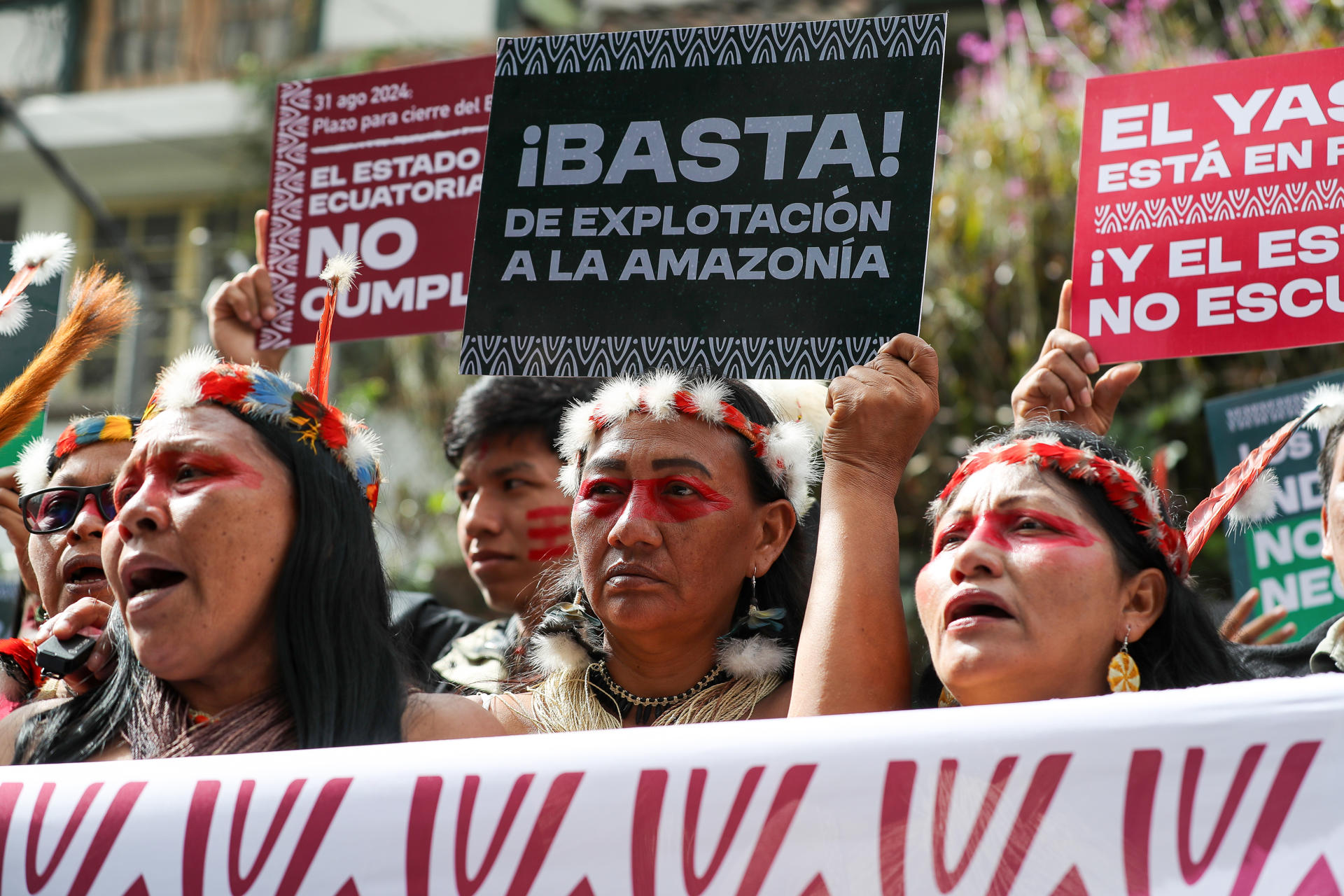 Indígenas waorani sostienen carteles en una manifestación este miércoles, en Quito (Ecuador). EFE/ José Jácome
