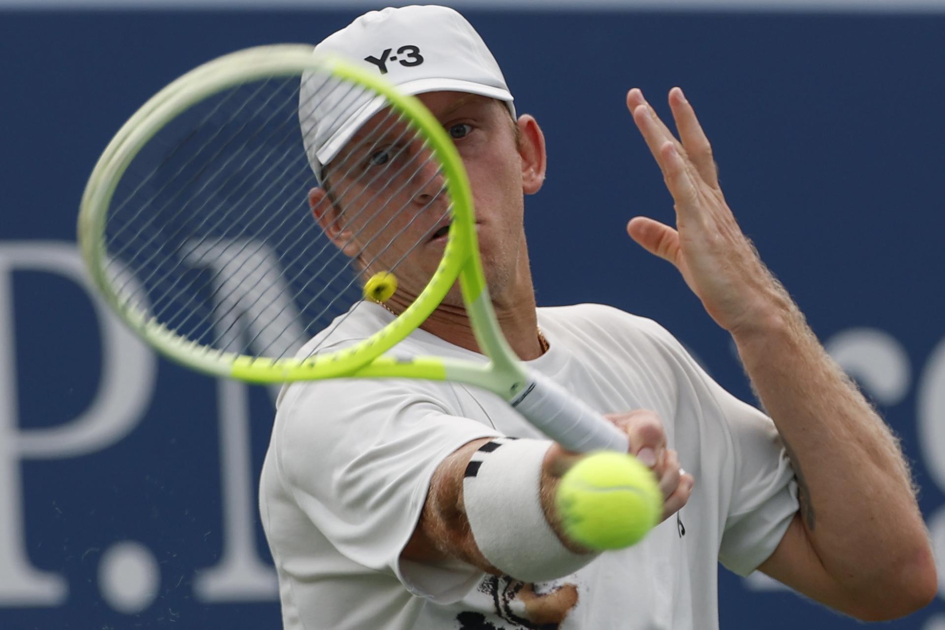 Alejandro Davidovich, de España, en acción contra Alexander Shevchenko, de Kazajistán, durante la primera ronda del Abierto de EE.UU. en el Centro Nacional de Tenis USTA Billie Jean King en Flushing Meadows, Nueva York. EFE/EPA/JOHN G. MABANGLO