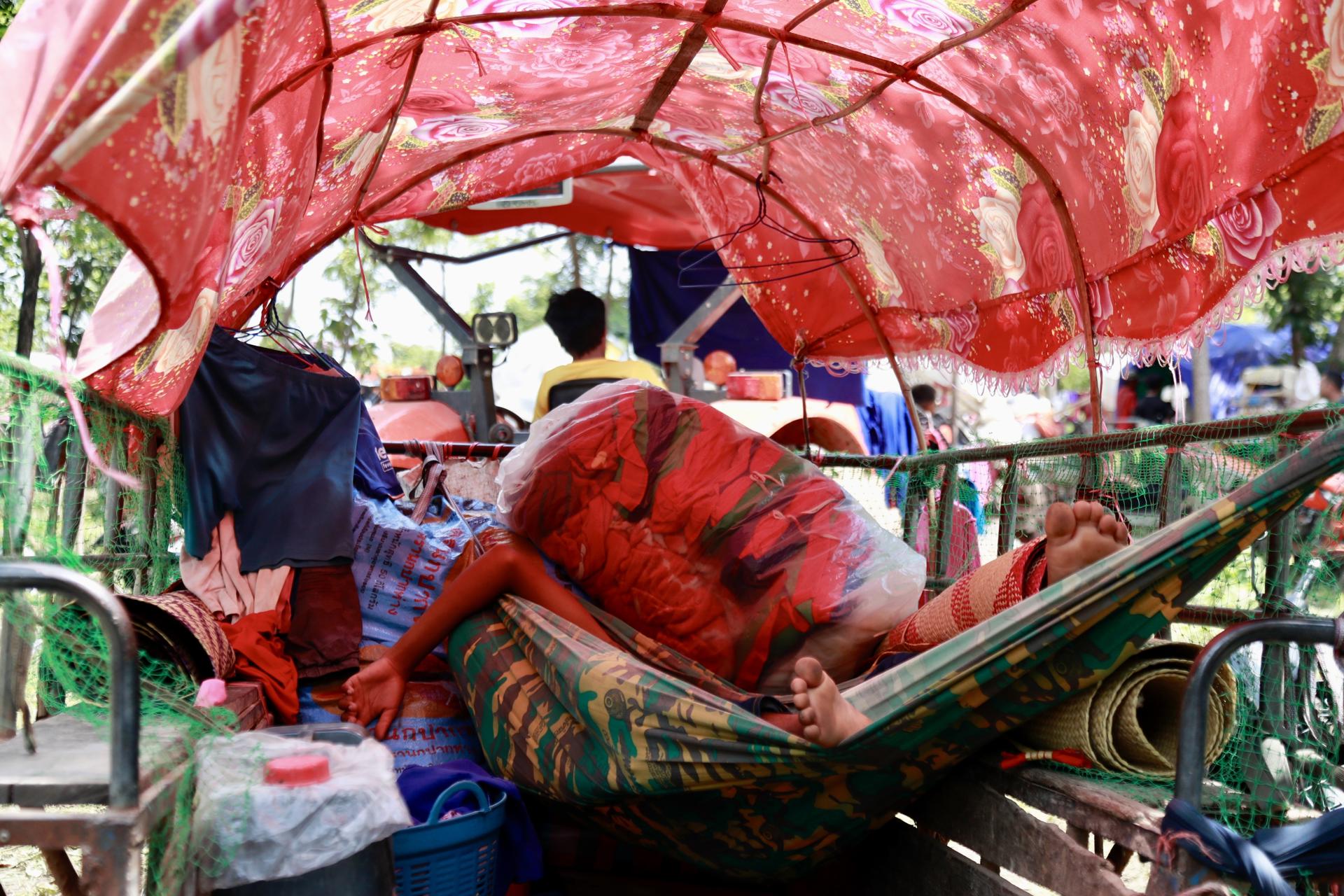 ODDAR MEANCHEY PROVINCE (Cambodia), 25/07/2025.- People flee their homes near the Cambodia-Thailand border in Oddar Meanchey province, Cambodia, 25 July 2025. Thailand and Cambodia exchanged heavy artillery as fighting extended into a second day, with both sides accusing each other of initiating the exchange in a disputed border area. According to Cambodia's Oddar Meanchey provincial authorities at least one civilian was killed, five others were injured, and 4,215 people were displaced and took shelter in designated safe zones amid the escalating violence. (Camboya, Tailandia) EFE/EPA/KITH SEREY