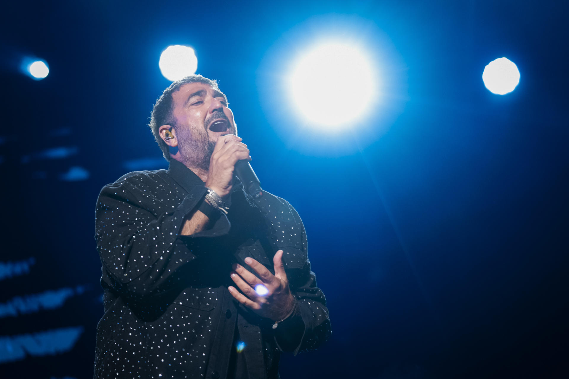 Antonio Orozco se sube al escenario de los Jardines de Cap Roig para celebrar sus veinticinco años de carrera y presentar su nuevo álbum, 'El tiempo no es oro', con el que afronta una gira este verano que se prolongará hasta finales de año. EFE/David Borrat
