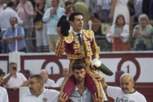 El diestro Alejandro Talavante corta dos orejas en su segundo toro y sale por la puerta grande en el festejo de la Feria Taurina Nuestra Señora de Begoña, este domingo en El Bibio, en Gijón. EFE/ Paco Paredes