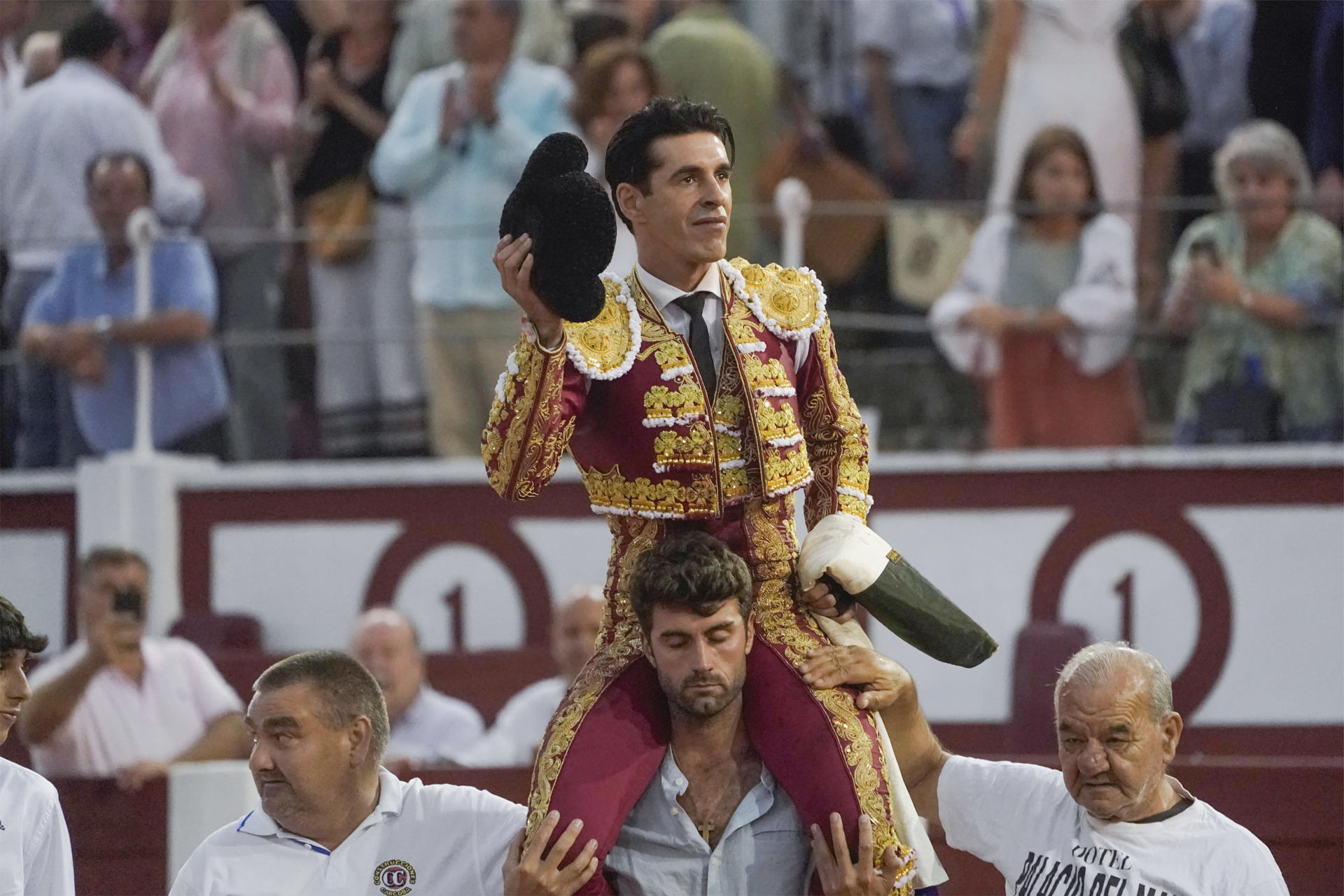 El diestro Alejandro Talavante corta dos orejas en su segundo toro y sale por la puerta grande en el festejo de la Feria Taurina Nuestra Señora de Begoña, este domingo en El Bibio, en Gijón. EFE/ Paco Paredes