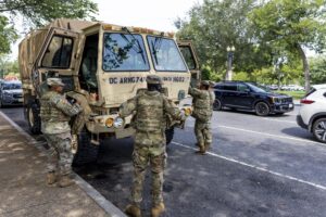 Fotografía de archivo de miembros de la Guardia Nacional en Washington (EE.UU.). EFE/EPA/SHAWN THEW
