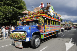 Fotografía que muestra al bus escalera ganador del Desfile de Chivas y Flores durante la Feria de las Flores 2025 este sábado, en Medellín (Colombia). EFE/ Mauricio Dueñas Castañeda