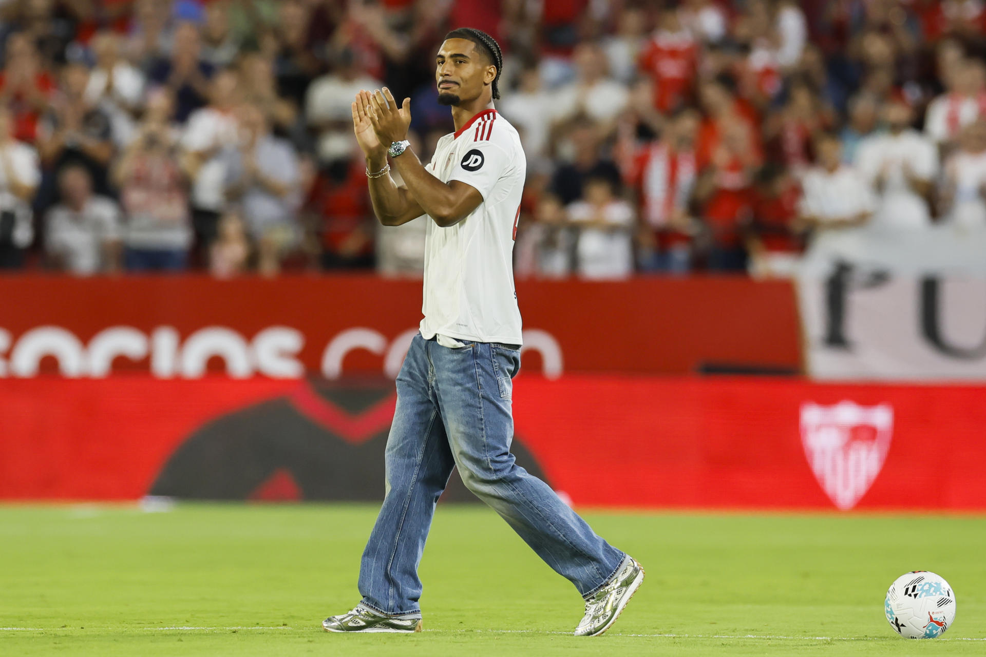 El defensa francés del Sevilla Loïc Badé se despide del equipo hoy antes del Sevilla Getafe, partido correspondiente a la segunda jornada de LaLiga EA Sports, disputado en el estadio Sánchez Pizjuán de Sevilla. EFE/José Manuel Vidal
