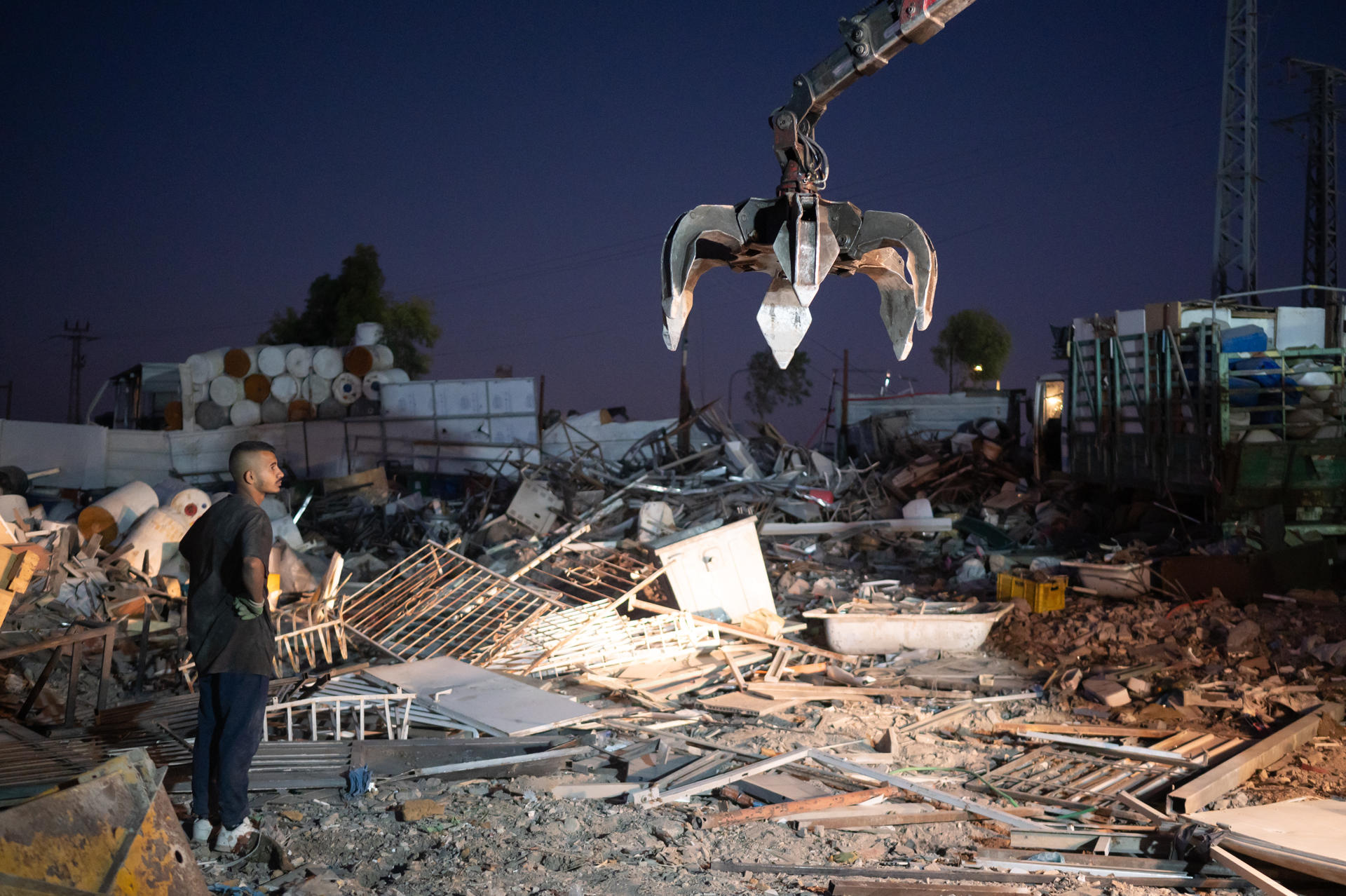 Comerciantes de la zona demuelen ellos mismos sus comercios en Cisjordania ante la orden de evacuación de Israel, para evitar cargos adicionales por parte de autoridades israelíes. EFE/ Magda Gibelli
