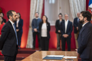 FotografÍa cedida por Presidencia de Chile, de su mandatario, Gabriel Boric (d), durante el nombramiento del nuevo ministro de Hacienda de Chile, Nicolás Grau, en una ceremonia de cambio de gabinete este jueves, en el palacio de La Moneda en Santiago (Chile). EFE/ Presidencia de Chile