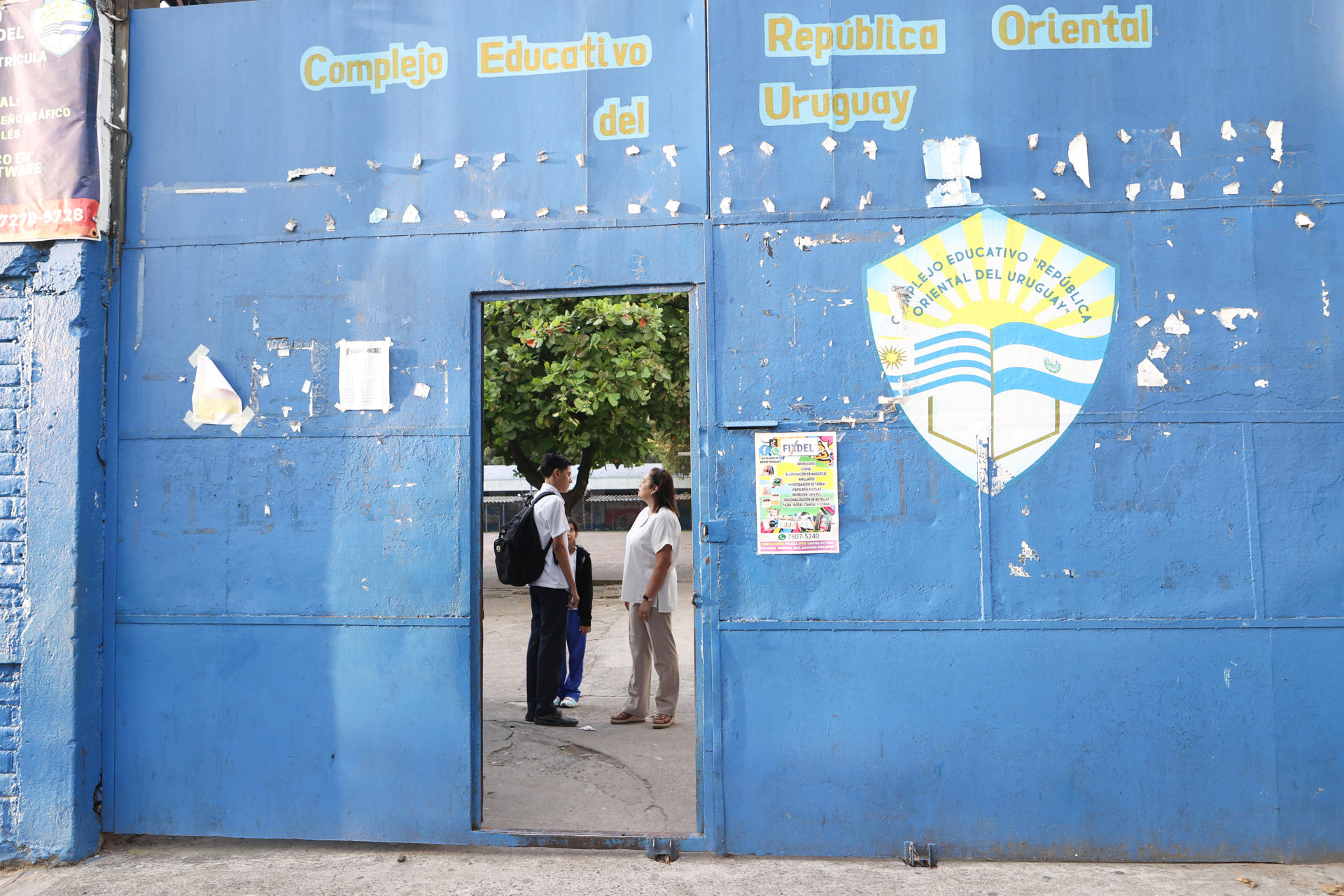 La subdirectora del Complejo Educativo República Oriental del Uruguay, Bessy de Pacheco, revisa el corte de cabello a un estudiante este miércoles, en San Salvador (El Salvador). EFE/ Javier Aparicio
