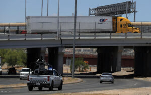 Foto de archivo de transportistas que esperan cruzar a los Estados Unidos en sus camiones en el Puente Internacional Cordova de las Américas en Ciudad Juárez (México). EFE/ Luis Torres.