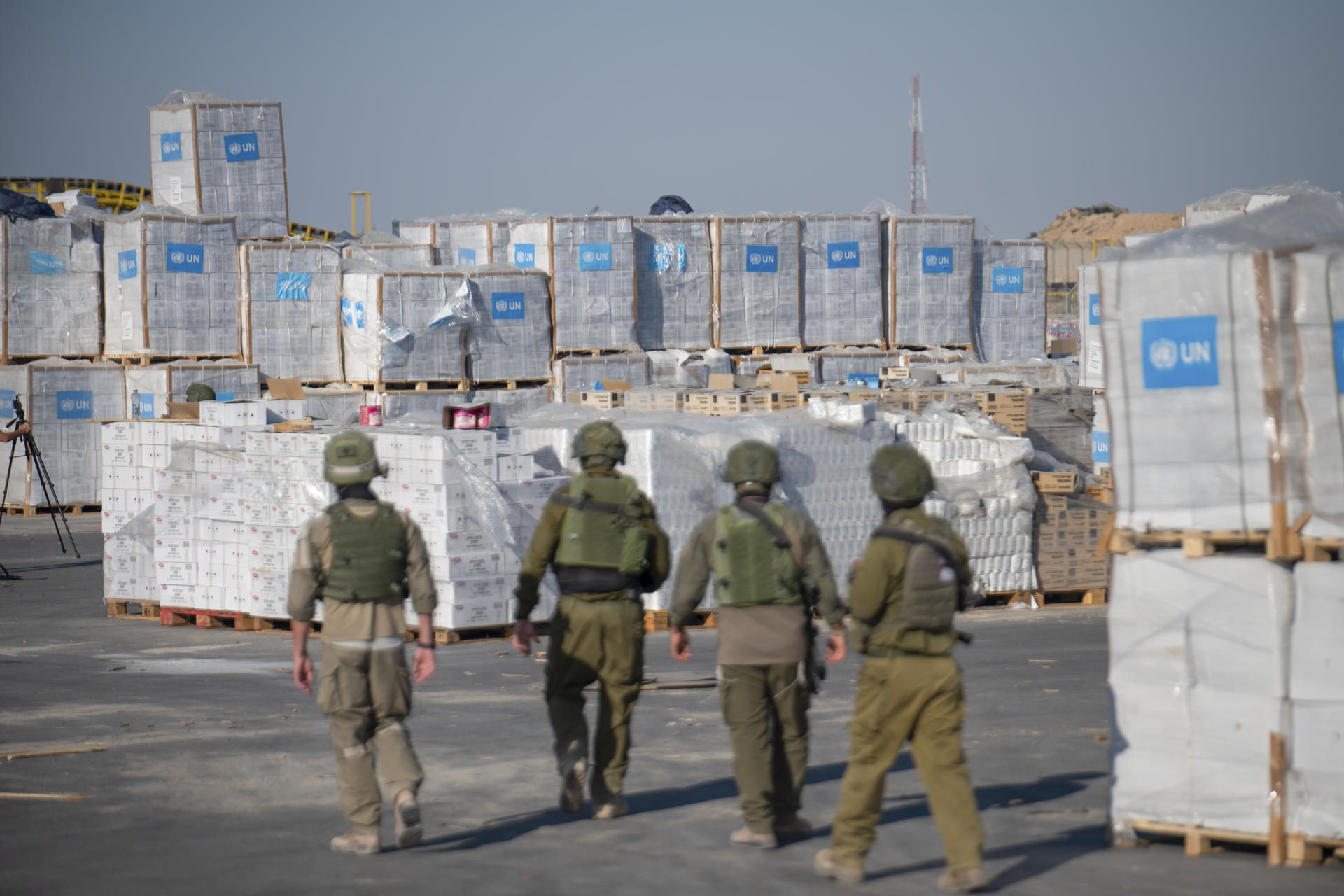 Decenas de camiones con ayuda humanitaria varados en el paso de Rafah, en la frontera entre Egipto y Gaza, el 6 de agosto de 2025 a la espera de poder acceder a la Franja, ya que su entrada sigue sujeta a la aprobación israelí en el puesto de Kerem Shalom, donde los convoyes pueden tardar días en ser inspeccionados. EFE/ Magda Gibelli