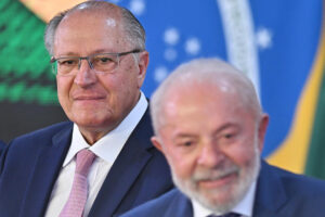 Fotografía del vicepresidente de Brasil, Geraldo Alckmin (i), y el presidente del país, Luiz Inácio Lula da Silva. EFE/ Andre Borges