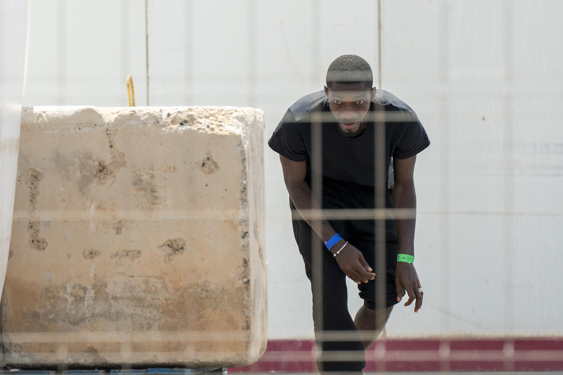 Los 49 polizones del buque remolcador Zwerver 3 procedente de Senegal que atracó ayer en Lanzarote, han pasado la noche en las carpas habilitadas en el Puerto de Arrecife. Entre los polizones podría haber 5 menores, según los servicios de emergencia. EFE/ Adriel Perdomo
