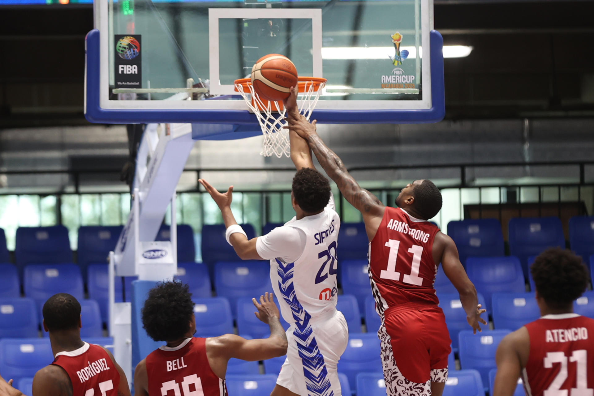 Yohanner Sifontes (i), de Venezuela, disputa el balón con Roberto Armstrong, de Panamá, en eln partido de la FIBA AmeriCup 2025 en Managua (Nicaragua). EFE/STR
