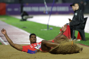 El cubano Aniel Molina se adjudicó la medalla de oro de la prueba del salto largo masculino de los Juegos Panamericanos Junior. EFE/Juan Pablo Pino