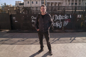 El editor de la revista Crisis, Mario Santucho, posa durante una entrevista con EFE este miércoles, en Buenos Aires (Argentina). EFE/ Pablo Barrera
