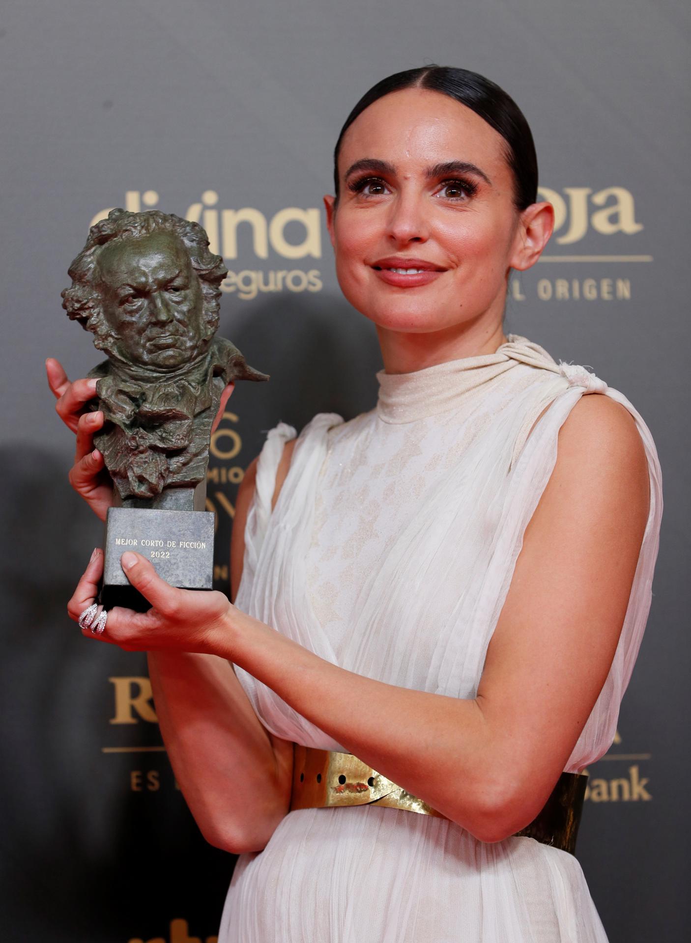La actriz y directora Verónica Echegui posa con el Goya al "Mejor corto de ficción" por su trabajo "Totem Loba" durante la gala de la 36 edición de los Premios Goya. EFE/Biel Aliño.