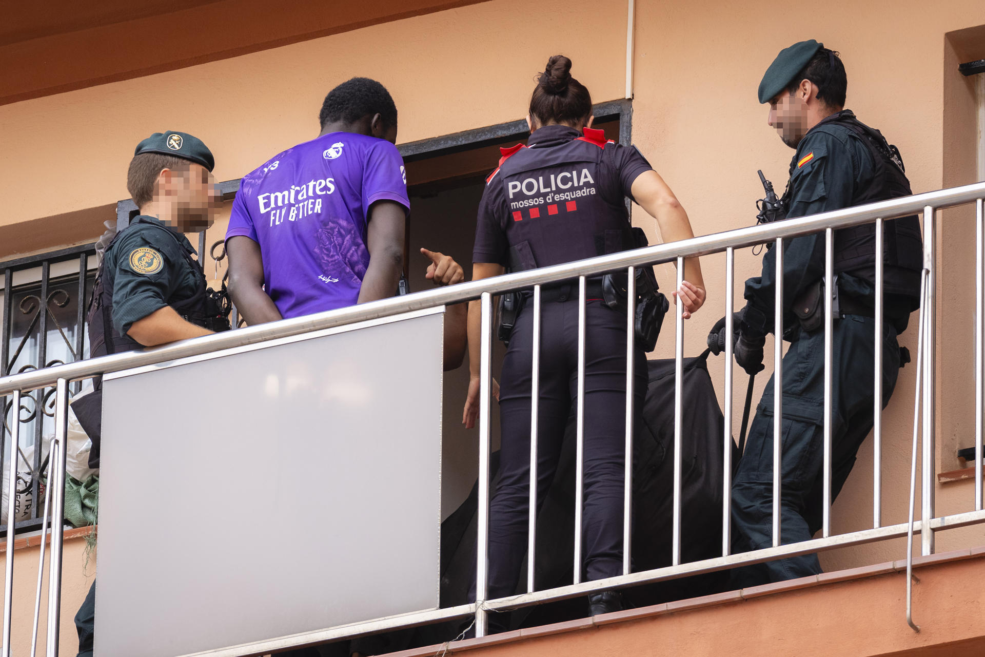 Un dispositivo conjunto formado por unos 250 agentes de los Mossos d'Esquadra, Guardia Civil, Policía Nacional y Policía Local de Roses (Girona) se ha activado a primera hora de la mañana en esta localidad de la Costa Brava para desmantelar una red dedicada al 'top manta'.EFE/ David Borrat