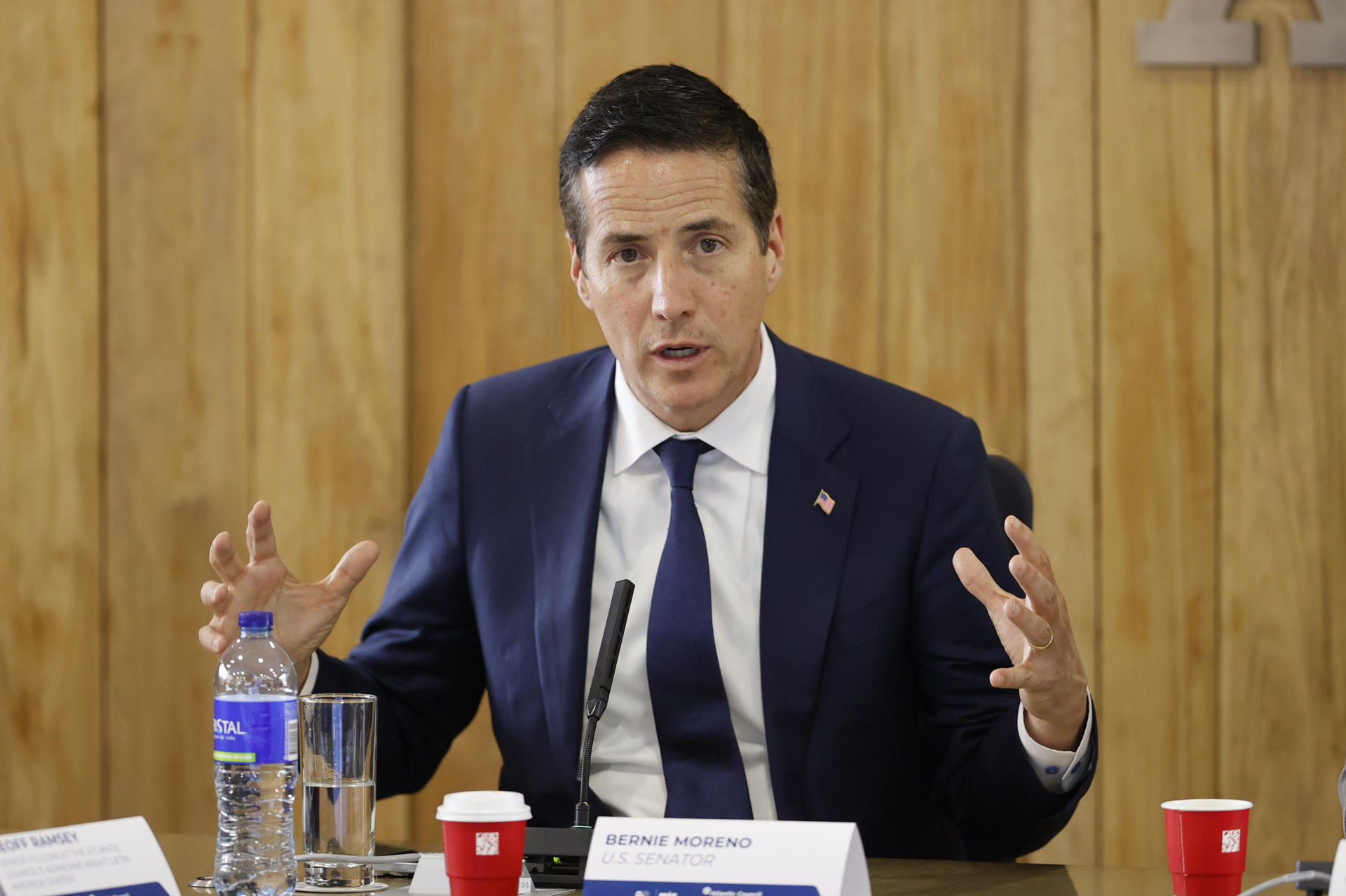 El senador estadounidense Bernie Moreno al intervenir este viernes, 15 de agosto, durante un conversatorio con la Asociación Nacional de Empresarios de Colombia (ANDI), en Bogotá (Colombia). EFE/Mauricio Dueñas
