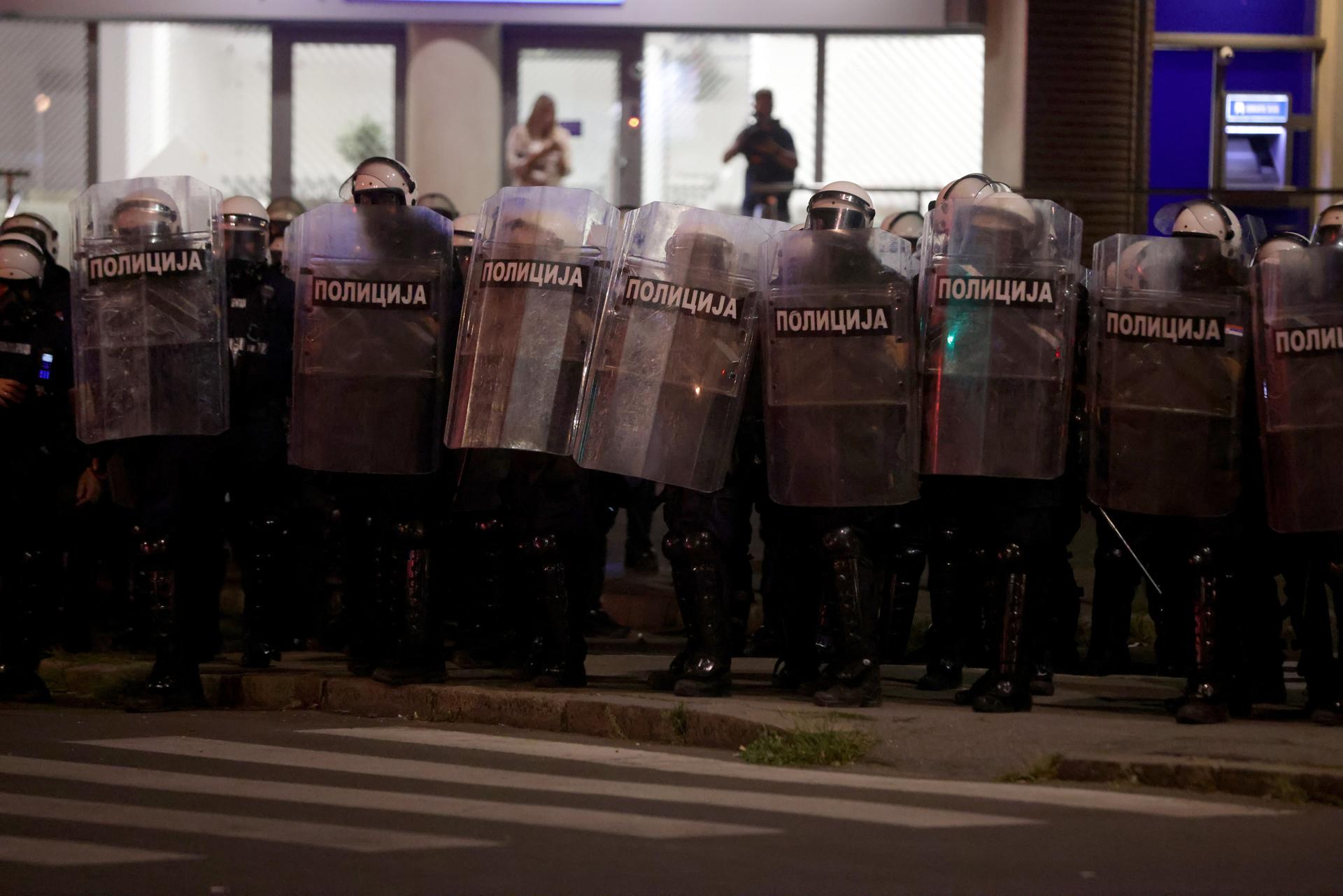 La policía antidisturbios monta guardia durante una protesta antigubernamental en Belgrado, Serbia, 16 de agosto de 2025. 
EFE/EPA/ANDREJ CUKIC
//////////
BELGRADE (Serbia), 16/08/2025.- Riot police officers stand guard during an anti-government protest in Belgrade, Serbia, 16 August 2025. Violent clashes broke out in Serbia this week between anti-government protesters, supporters of the ruling SNS party, and police. (Protestas, Belgrado) EFE/EPA/ANDREJ CUKIC
