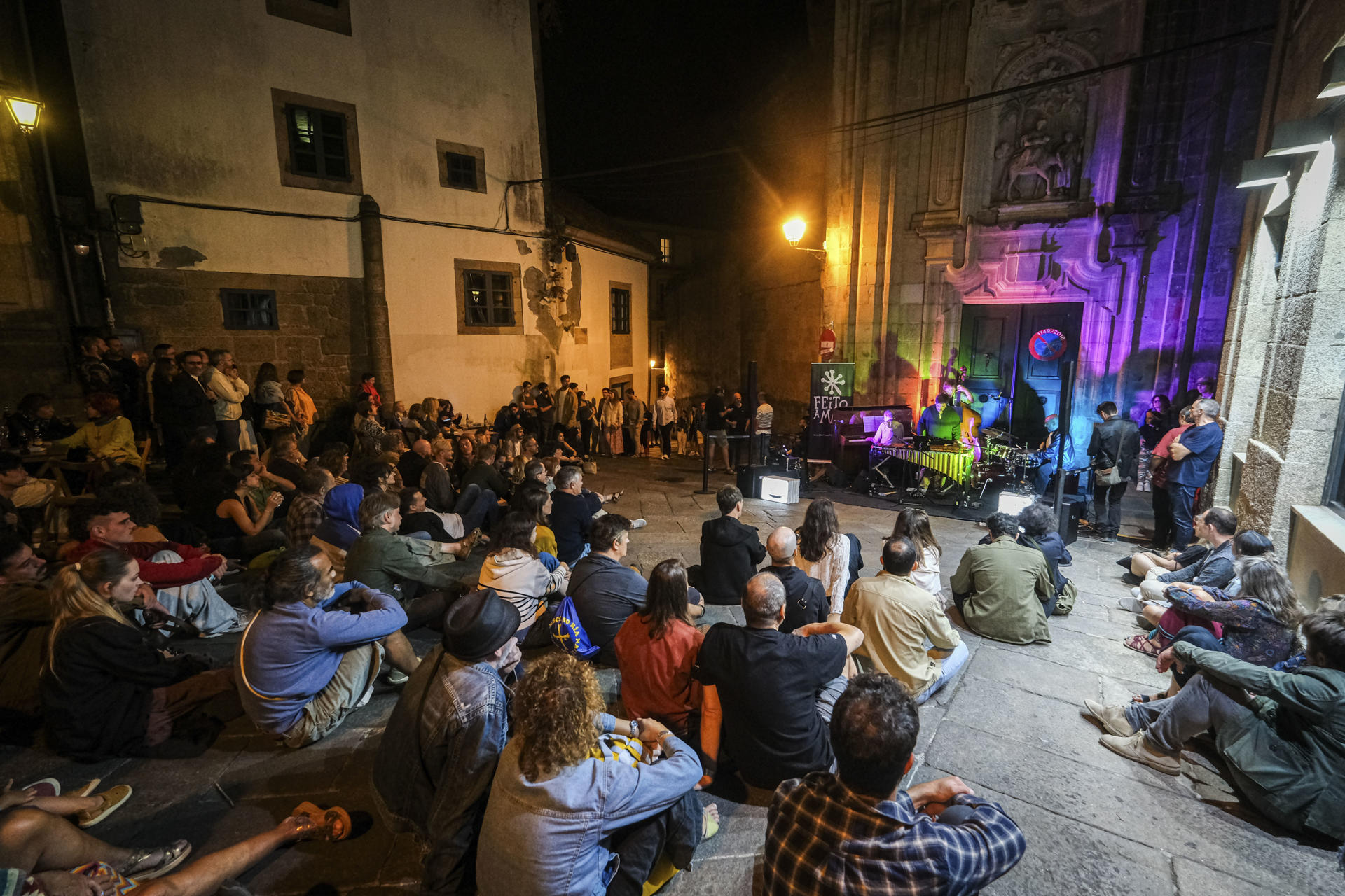 Publico asistente a una de las actuaciones musicales programadas dentro del festival 'Feito a Man', en Santiago de Compostela. EFE/ Xurxo Martínez
