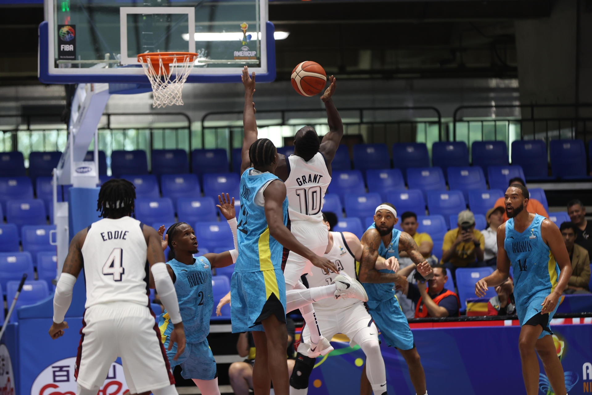 Jerami Grant, de Estados Unidos, lanza a canasta, en el partido de la FIBA AmeriCup 2025 contra Bahamas. EFE/ STR