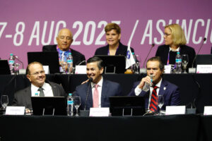 De izquierda a derecha, el presidente del Comité Olímpico Paraguayo, Camilo Pérez; el presidente de Paraguay, Santiago Peña y el presidente de Panam Sports, Neven Ilic, participan durante el acto de apertura de la sexagésima tercera asamblea general de Panam Sports. EFE/Juan Pablo Pino