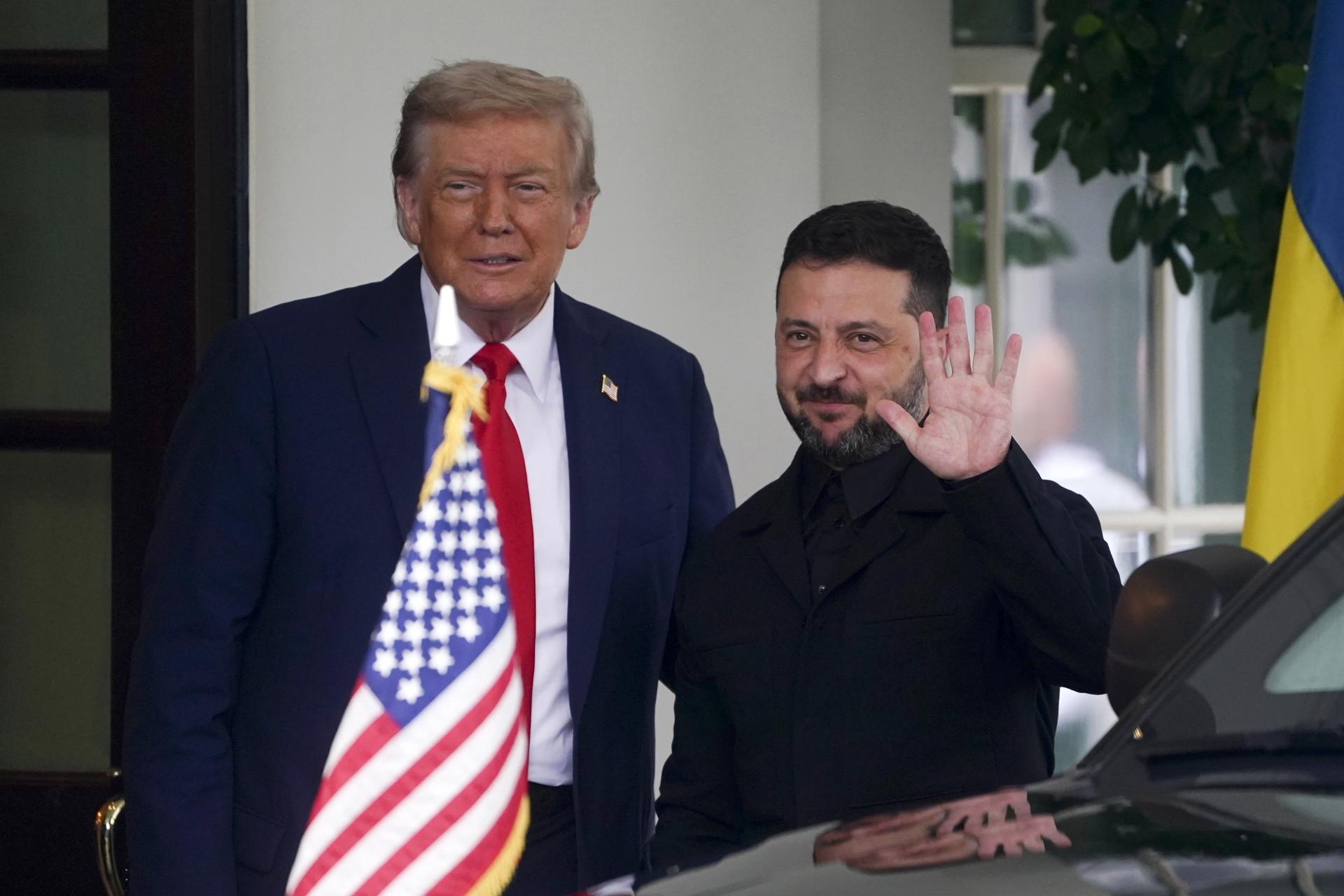 El presidente de Estados Unidos, Donald Trump, saluda a su homólogo de Ucrania, Volodímir Zelenski, en la Casa Blanca en Washington (EE. UU.). EFE/EPA/WILL OLIVER