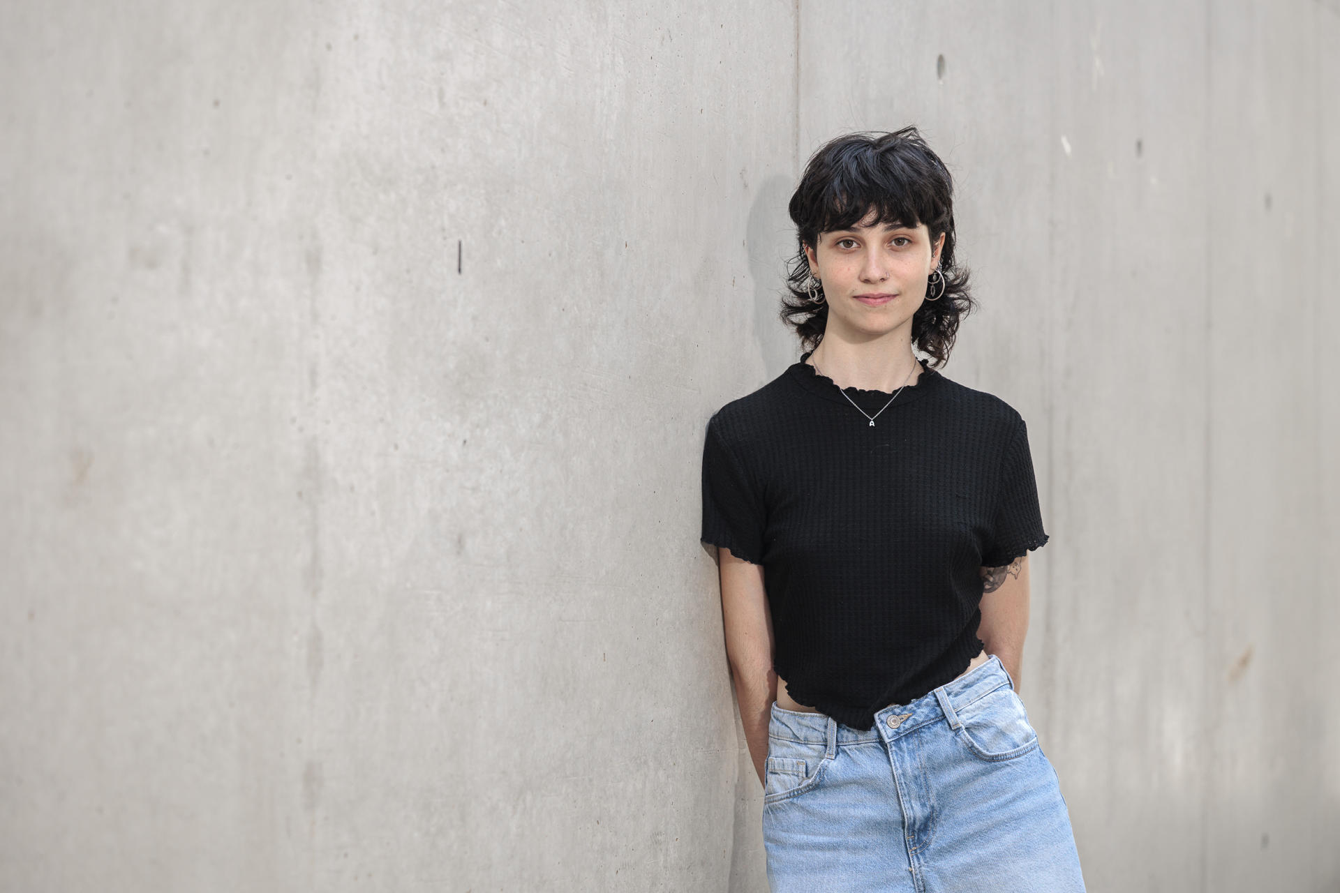 Un grupo de estudiantes de la Universitat de València (UV), formado por Irene Postigo (en la imagen), Clara Ballester y Marta Román, han ideado "AtréveteXNoche", un proyecto para concienciar y promover espacios de ocio seguros a través de una experiencia virtual inmersiva que permite sentir, ver y escuchar la situación de acoso que muchas mujeres experimentan. EFE/Biel Aliño