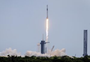 Fotografía de la nave espacial SpaceX Dragon en un cohete Falcon 9, que transporta la misión NASA Crew-11. EFE/Cristóbal Herrera-Ulashkevich