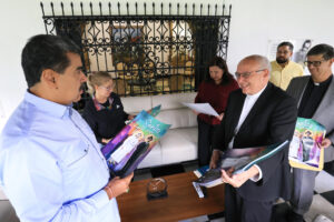 Fotografía cedida por Prensa del Palacio de Miraflores del presidente de Venezuela, Nicolás Maduro (i), saludando al arzobispo de Caracas, monseñor Raúl Biord (d), durante una reunión, en Caracas (Venezuela). EFE/ Prensa del Palacio de Miraflores /