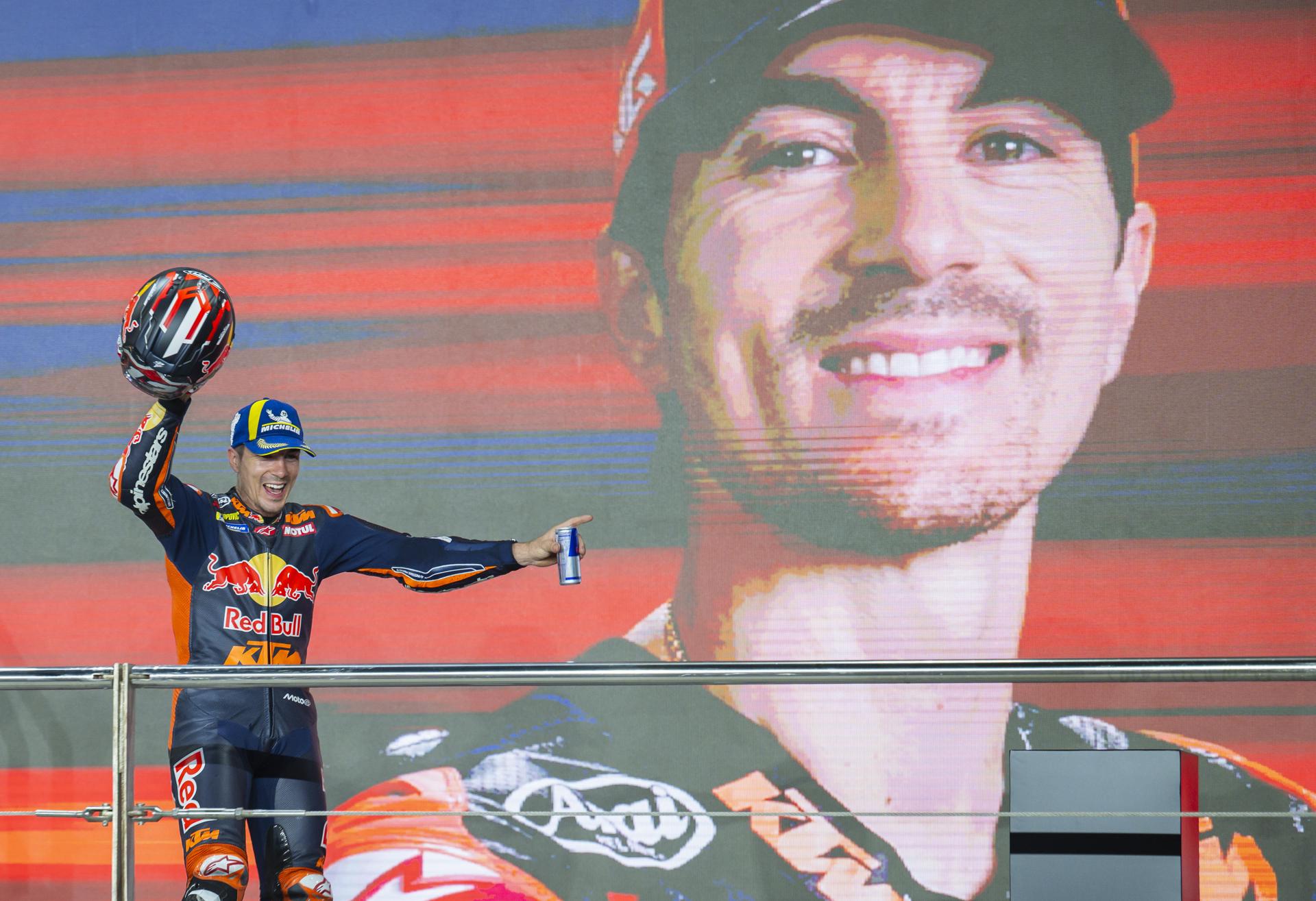 El piloto español Maverick Viñales, de Red Bull KTM Tech3, segundo clasificado en MotoGP, celebra en el podio tras la carrera de MotoGP del Gran Premio de Motociclismo de Catar en el Circuito Internacional de Lusail, en Lusail, Catar, el 13 de abril de 2025. Foto de archivo de: NOUSHAD THEKKAYIL/EFE/EPA
