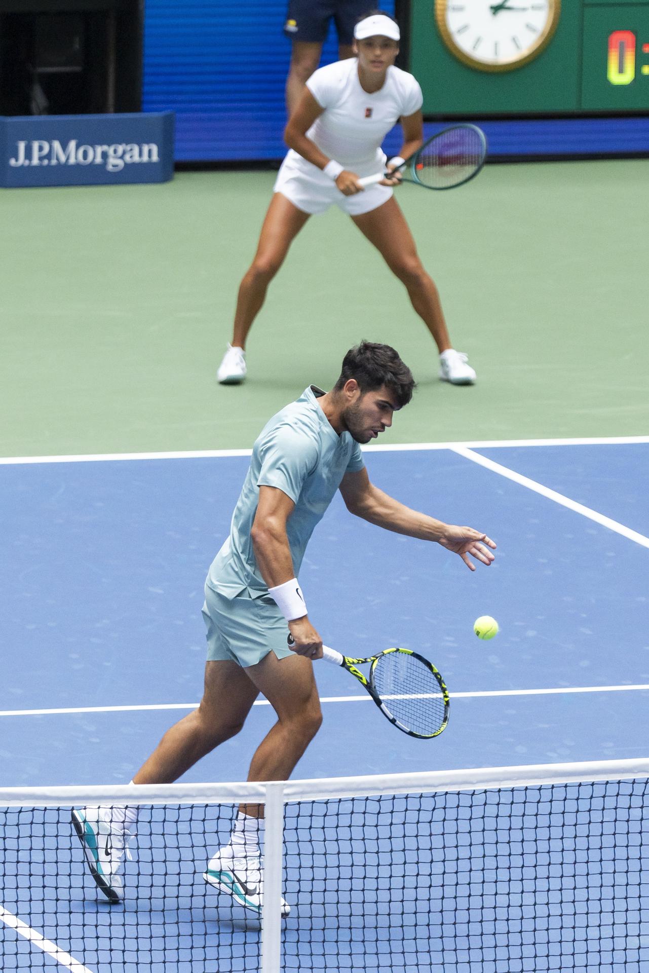 El tenista español Carlos Alcaraz y la británica Emma Raducanu quedaron eliminados este martes en la primera ronda del dobles mixto del Abierto de Estados Unidos a manos de la estadounidense Jessica Pegula y el británico Jack Draper. EFE/EPA/JUSTIN LANE
