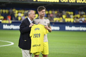 El Villarreal anunció la renovación de Juan Foyth hasta 2029 el domingo, antes de comenzar el partido del Trofeo de la Cerámica que Villarreal CF y Aston Villa. EFE/Andreu Esteban
