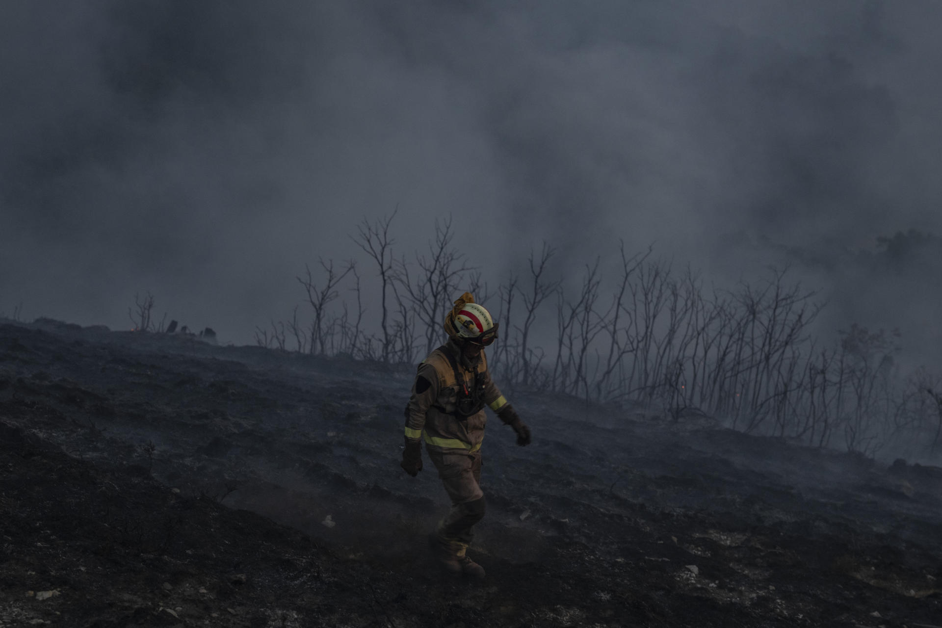 Un bombero forestal ayer domingo en el incendio de la localidad de Maceda (Ourense). EFE/Brais Lorenzo