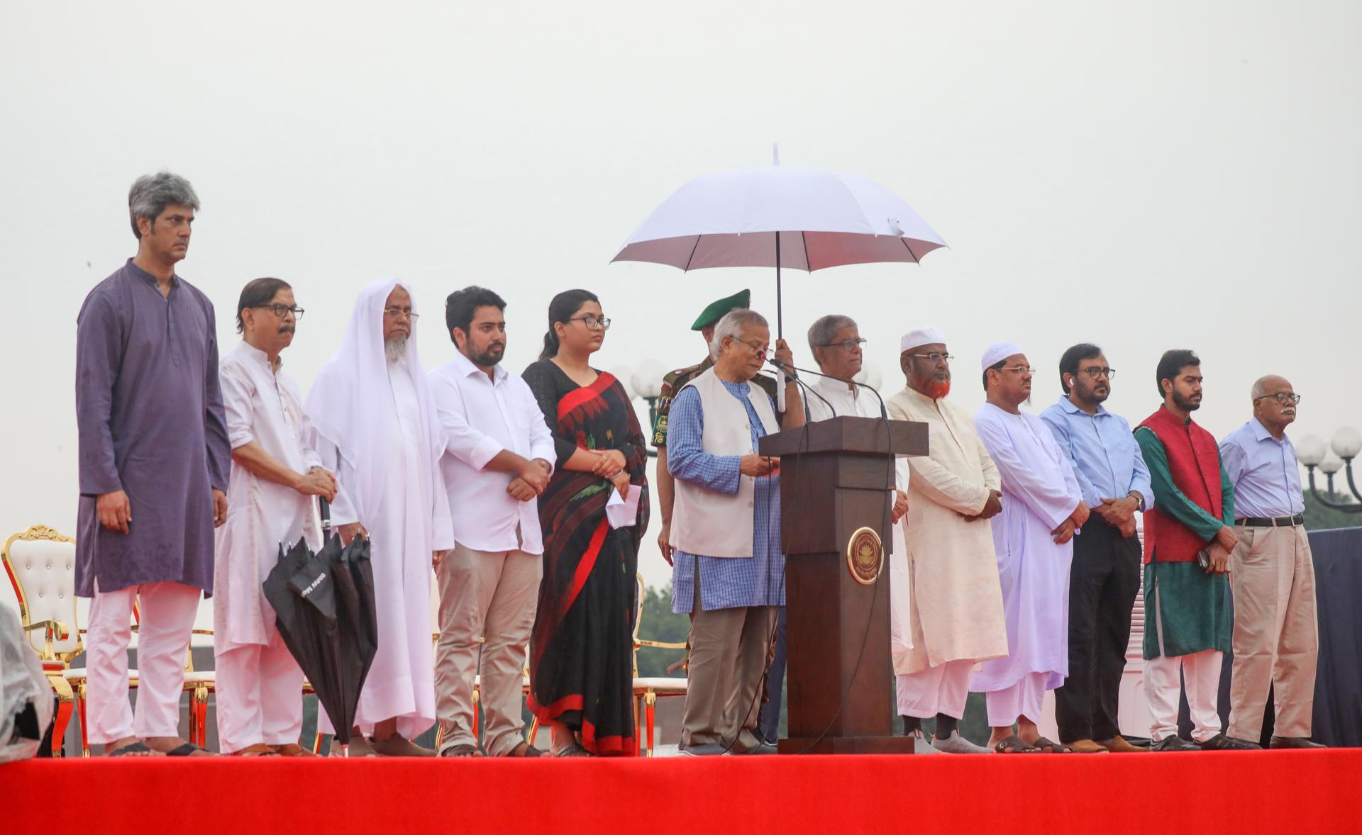 El asesor principal de Bangladesh, Muhammad Yunus (centro), lee la Declaración de julio para conmemorar el primer aniversario del Levantamiento de julio en Daca, Bangladesh, el 5 de agosto de 2025. La histórica Declaración de julio se leyó en presencia de representantes de todos los partidos políticos, representantes de las familias de las víctimas del Levantamiento de julio y soldados heridos. EFE/EPA/MONIRUL ALAM