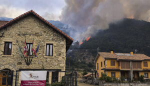 Estado del fuego en Boca de Huérgano (León), próximo a Picos de Europa. EFE/J.Casares