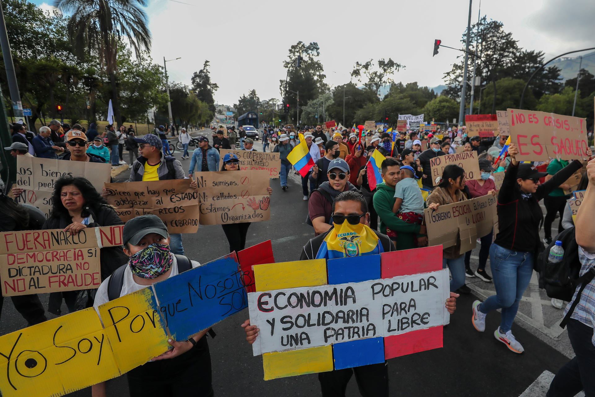 Cientos de personas fueron captadas este jueves, 7 de agosto, al marchar en contra de los recortes estatales emprendidos por el Gobierno y en apoyo a la Corte Constitucional, en una avenida de Quito (Ecuador). EFE/José Jácome