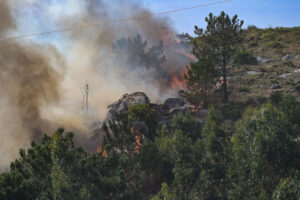 Un nuevo incendio forestal en la zona del municipio de Ponteceso (A Coruña) ha obligado a desalojar la parroquia de Corme Aldea y a activar la situación 2 por su proximidad a las casas. EFE/ Moncho Fuentes