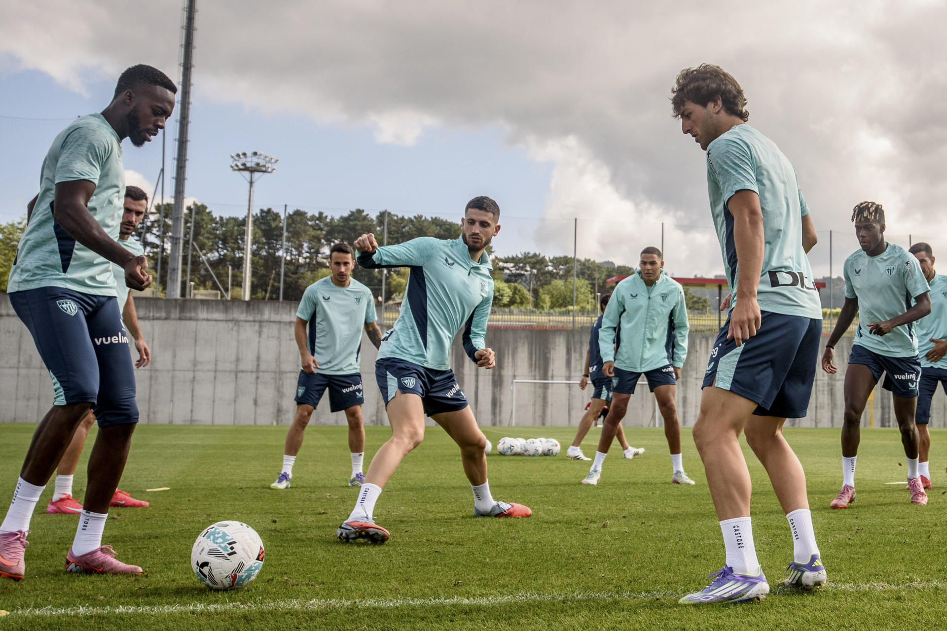 Unai Gómez (d), junto a Iñaki Williams (i) y Oihan Sancet (C), en un entrenamiento en Lezama. EFE/Javier Zorrilla