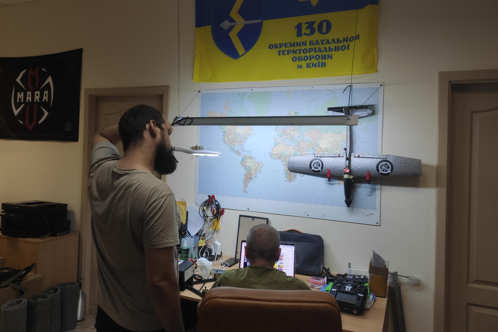 Mientras se intensifica la carrera tecnológica entre Ucrania y Rusia, unos ingenieros en Járkov trabajan a contrarreloj para refinar el diseño y acelerar la producción de drones kamikaze de fibra óptica, un tipo relativamente nuevo de vehículos aéreos no tripulados que recientemente ha favorecido a Rusia en el campo de batalla. EFE/ Rostyslav Averchuk