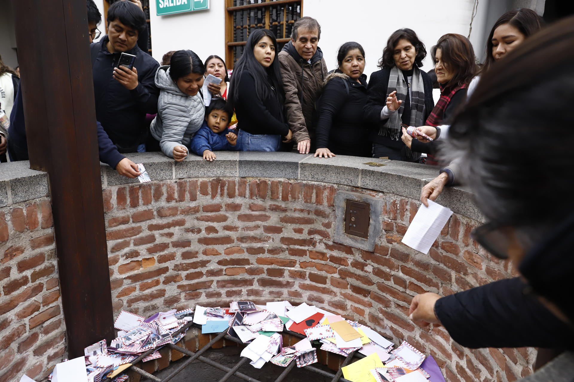 Devotos depositan cartas con deseos y plegarias en el pozo de los deseos del Santuario de Santa Rosa de Lima este sábado, en el centro histórico de Lima (Perú). EFE/Sebastian Blanco Salazar
